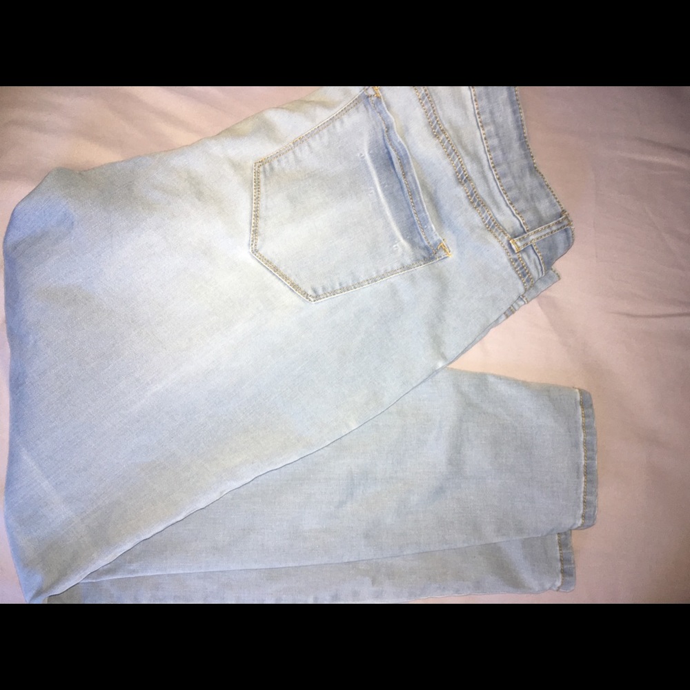 2/15 🍂 Refuge light wash jeans